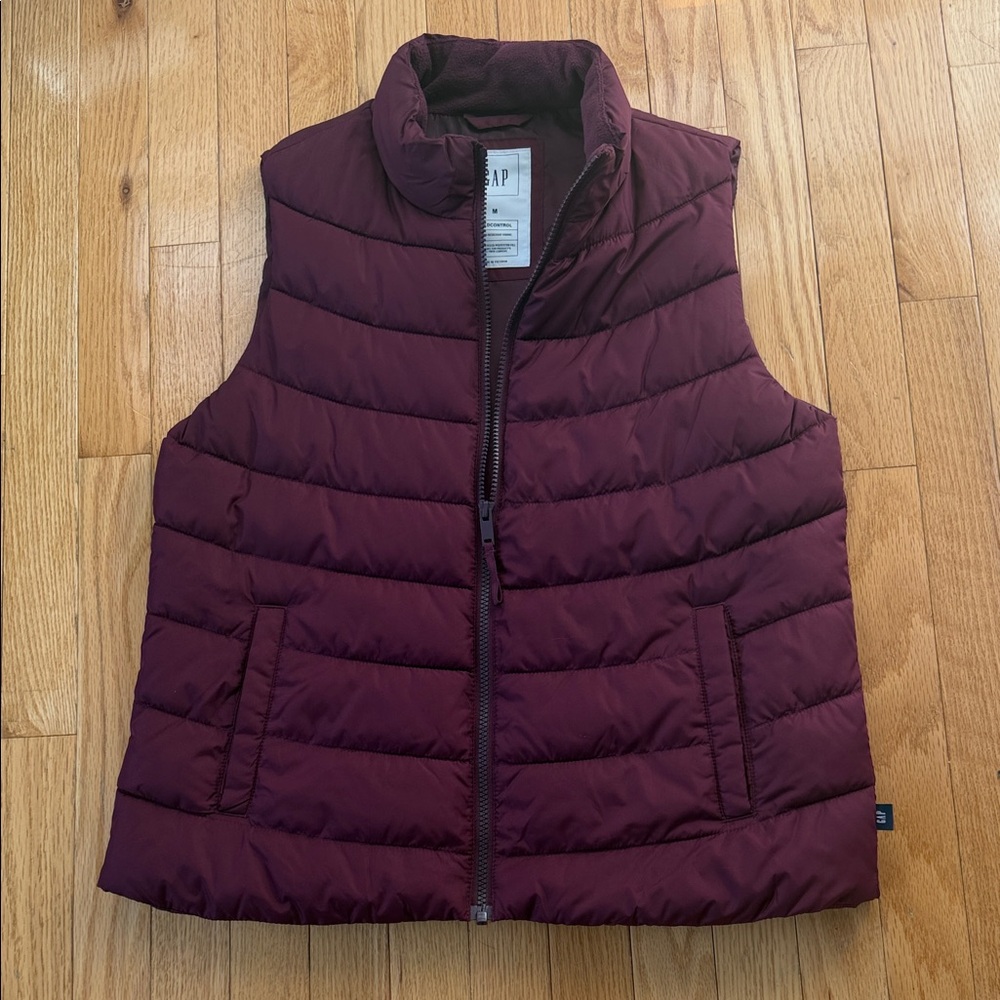 GAP Burgundy Puffer Vest Women’s Medium | Quilted Zip Up Lightweight Fall Winter
